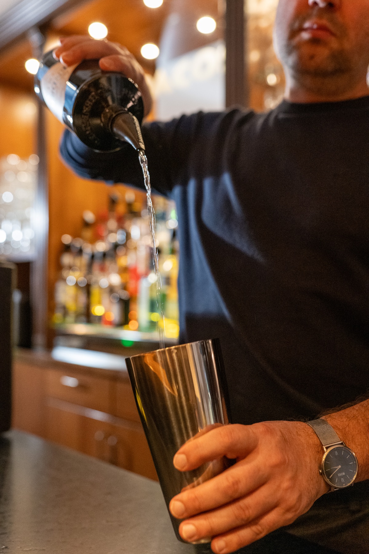 Cocktail wird an der Bar zubereitet