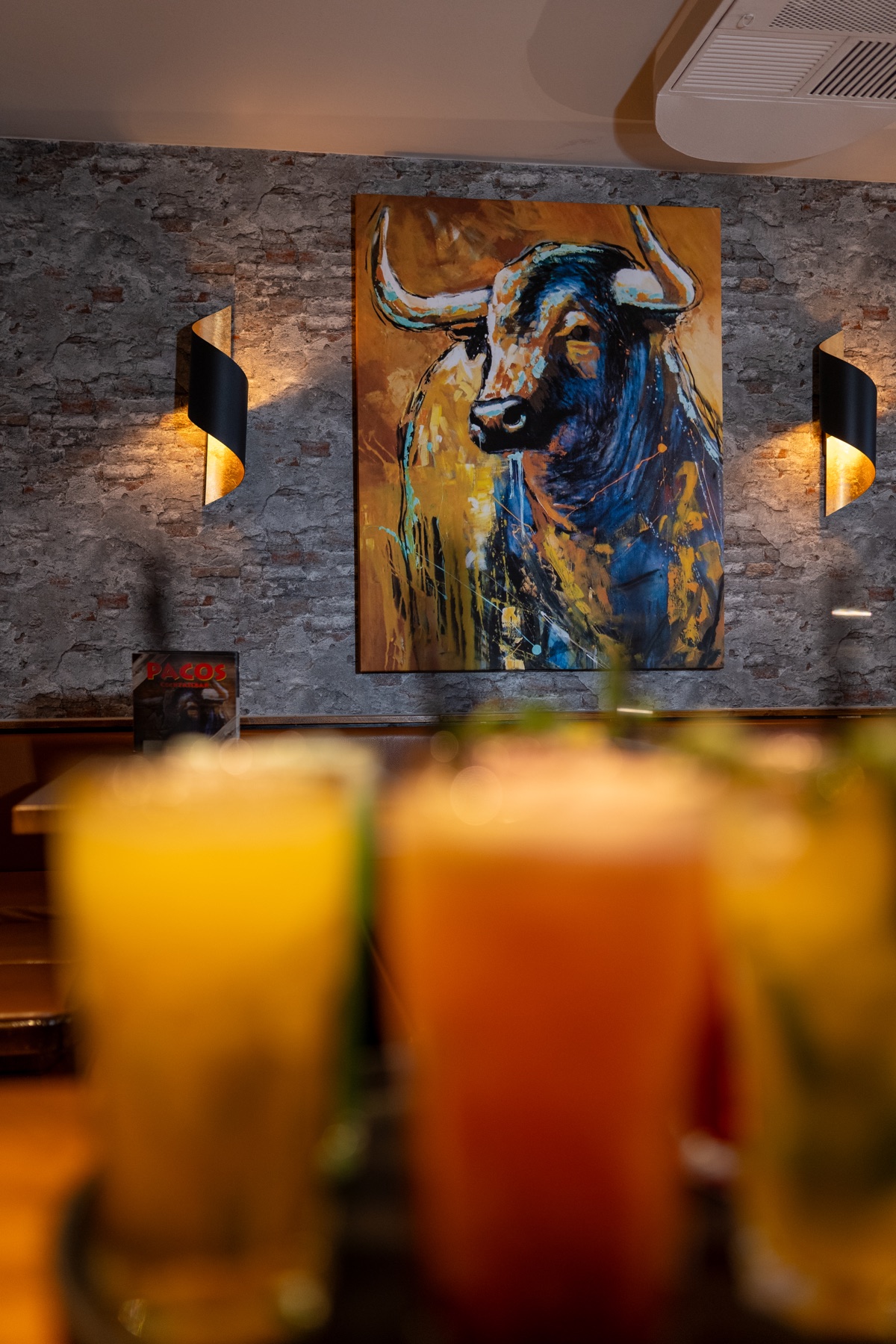 Cocktails vor dem Stierbild im Pacos