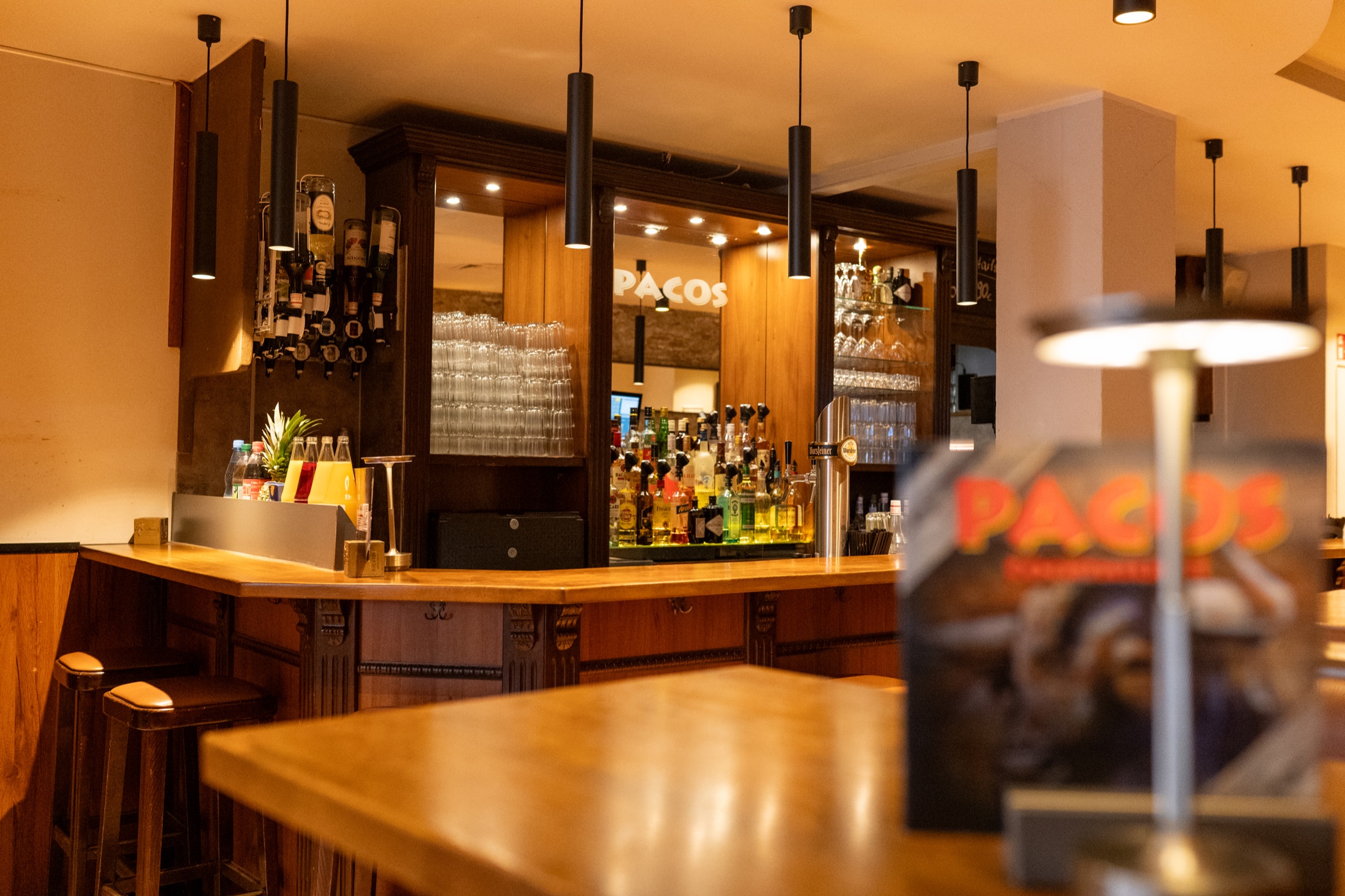 Sitzplätze und Bar im Pacos